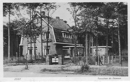 Tussen de Dennen-1935-003.jpg - Dit pand aan Tussen de Dennen (nr. 16) werd gebouwd omstreeks 1925. Het pand werd in 1929 bewoond door Mevr. M. Moerdijk, geb. Baronesse van Dedum van Driesberg. Zij bezat als één van de eerste een telefoonaansluiting in Zeist, telefoonnummer 174. Foto gemaakt omstreeks 1930.